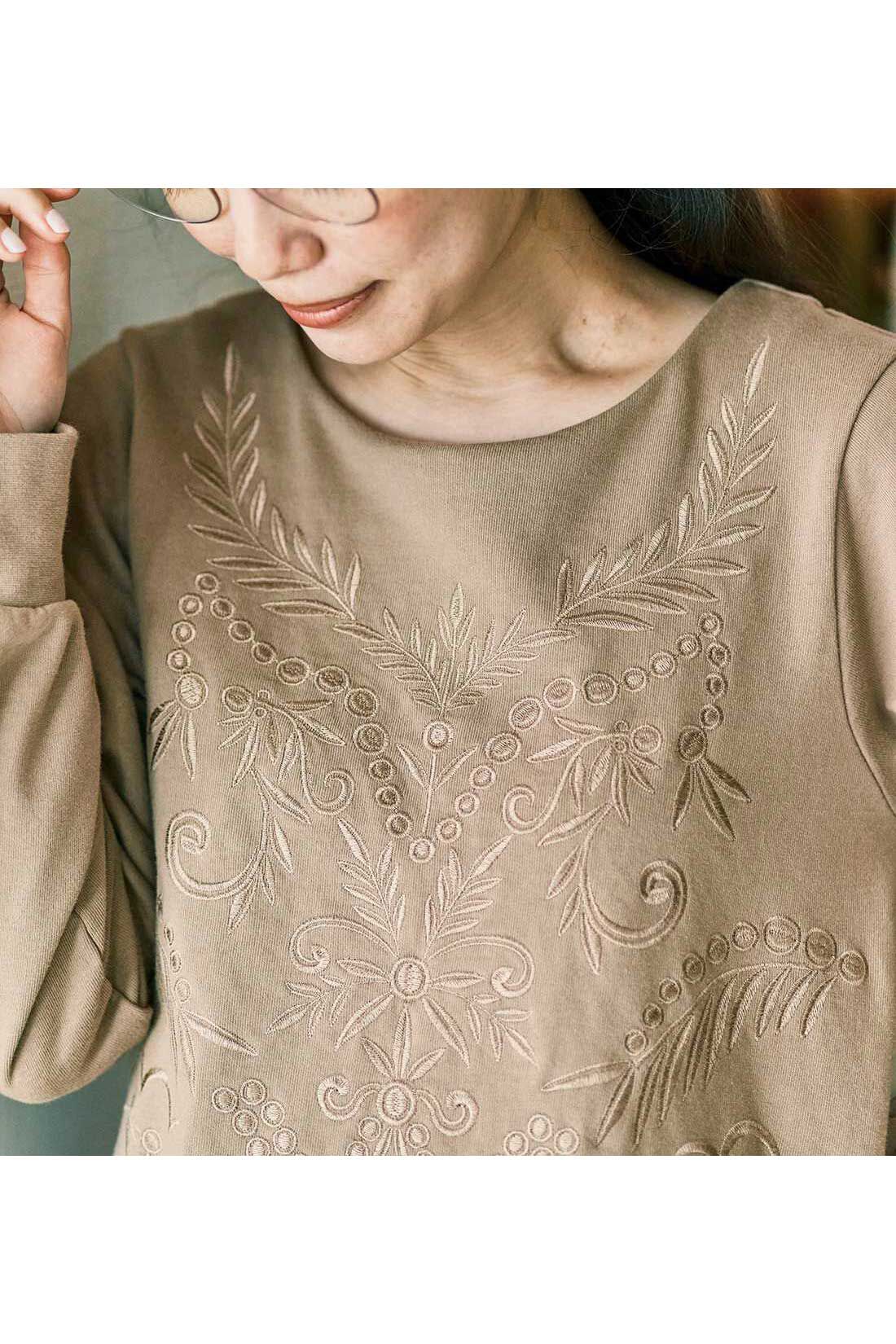 WEB限定お買い得商品|ａｎｄ　ｍｙｅｒａ　刺しゅうで着飾ったトレーナー〈ベージュ〉