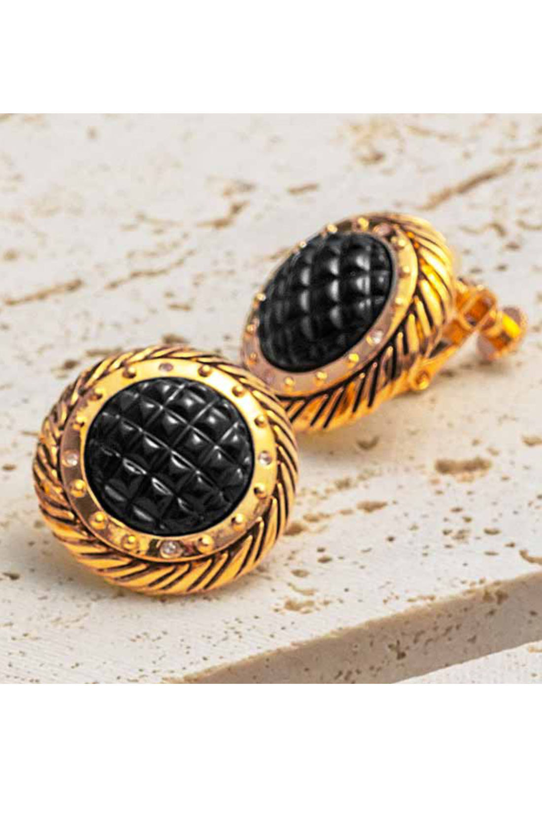 WEB限定お買い得商品|リブ イン コンフォート　耳もとを華やかに クラシックボタンのようなイヤアクセサリー〈Circle〉