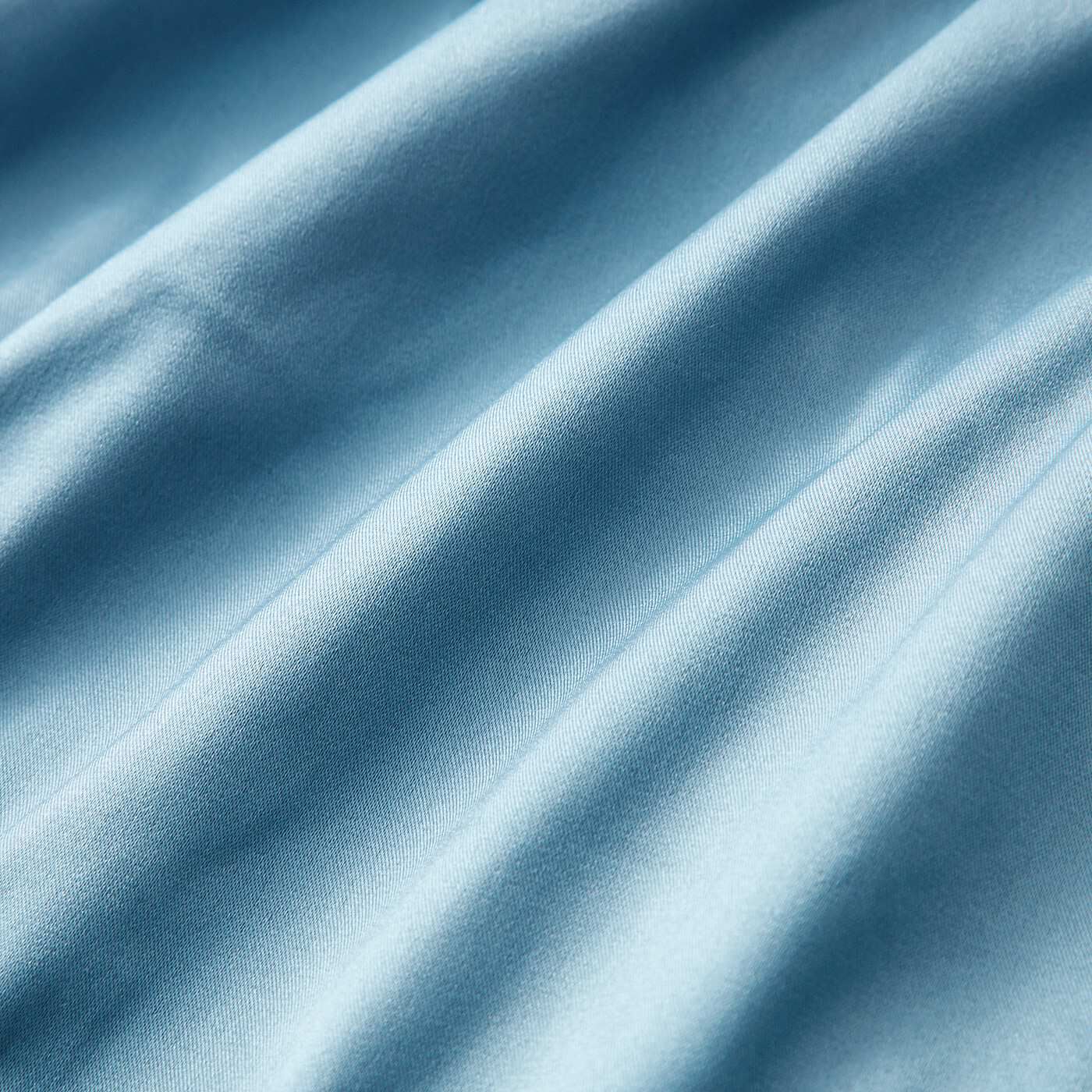 WEB限定お買い得商品|flufeel×ミュージアム部　ロココ時代の名画を体験　マリー・アントワネットのドレスをイメージしたブラ＆ショーツ|マリー・アントワネットが愛した美しいブルーの、光沢感のあるサテン生地を使用。