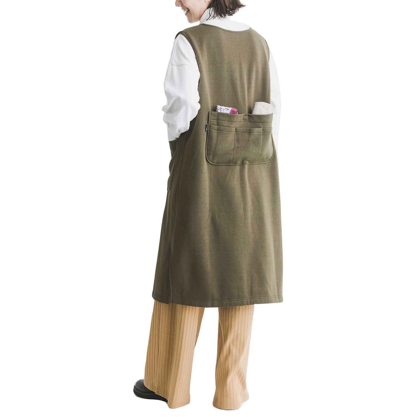 WEB限定お買い得商品|UP.de　着られるバッグ 裏起毛で作った ポケットいっぱい手ぶらジレ〈ベージュ〉|後ろにもポケット！　※お届けするカラーとは異なります。