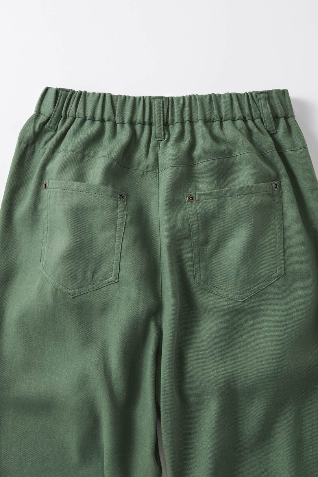 WEB限定お買い得商品|リブ イン コンフォート　さらっと素肌に心地いい らくちんなのに大人にこなれ見え 伸び麻ゆるっとパンツ〈フォレストグリーン〉|後ろ姿もキレイに配慮。ヒップポケット＆ヨーク切り替えで、キレイ見え。