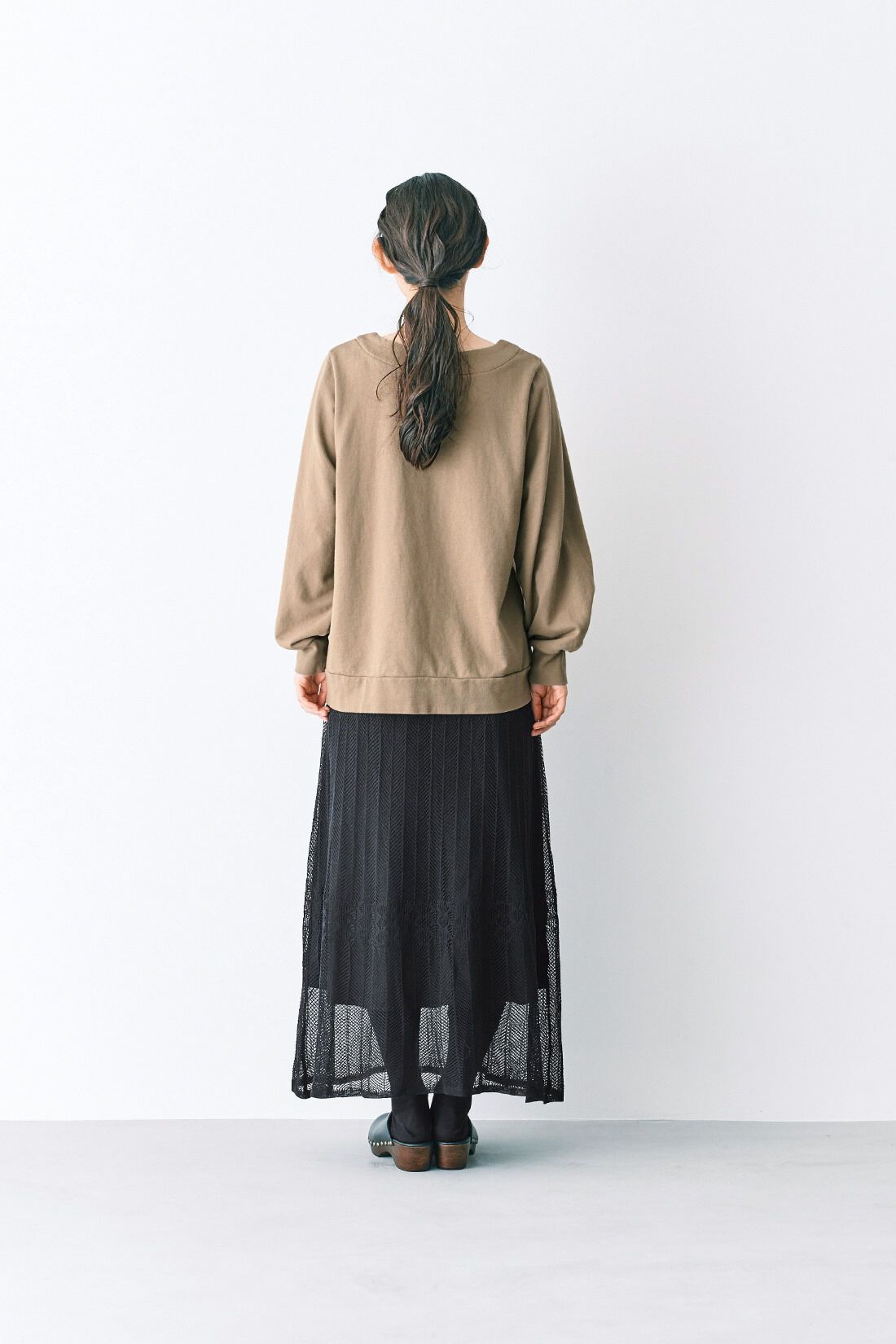 WEB限定お買い得商品|ａｎｄ　ｍｙｅｒａ　刺しゅうで着飾ったトレーナー〈ベージュ〉