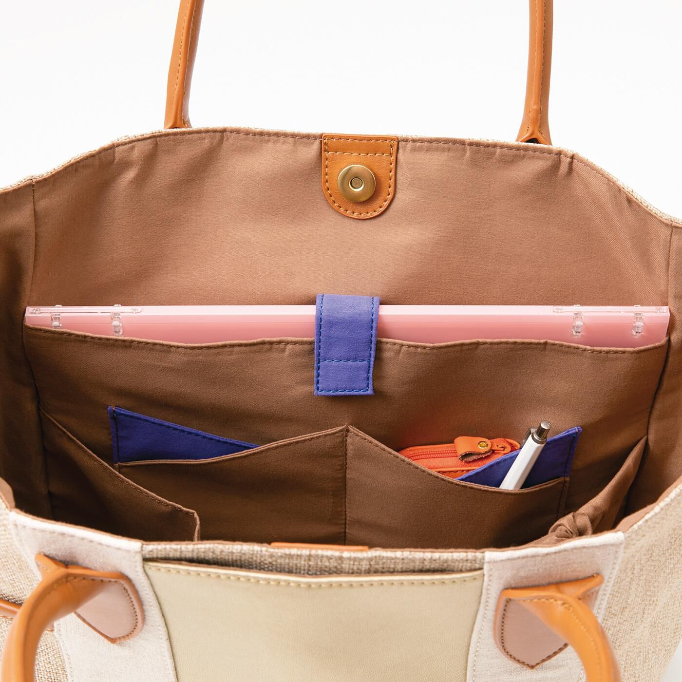 Real Stock|ラミプリュス　光と自然を感じる大人のためのバラエティーポケットトート|レイヤードポケットは斜めに交差しているから出し入れしやすい。