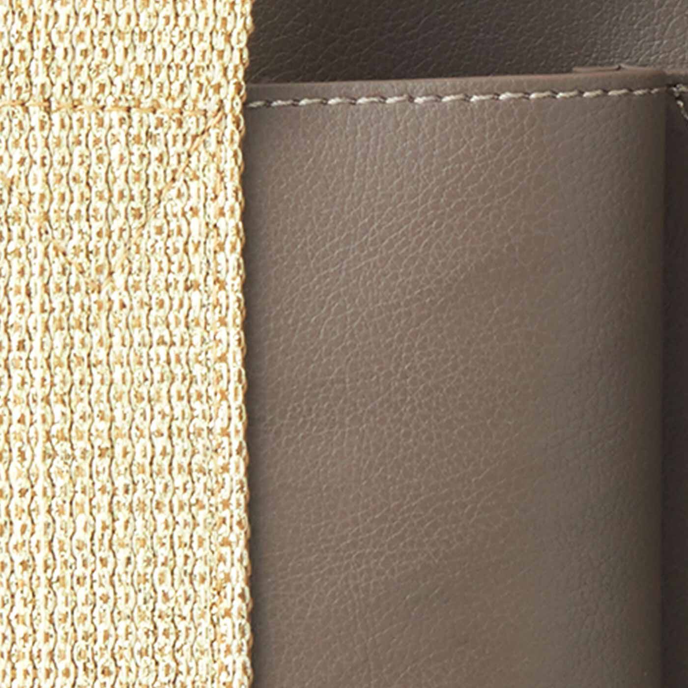 Real Stock|ラミプリュス　荷物を仕切ってすっきり収納 Tトート〈合皮〉|合皮素材だから、水滴をサッとふき取りやすい。