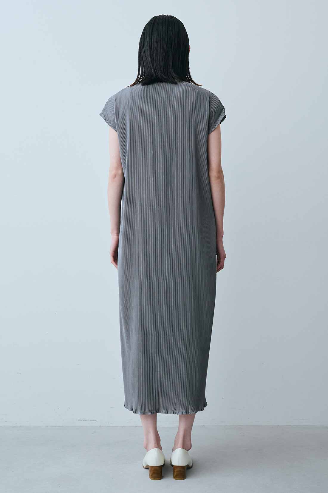 Real Stock|ボディーをメイクするプリーツ素材のIラインフレンチスリーブワンピース〈グレー〉|モデル身長：167cm　着用サイズ：M