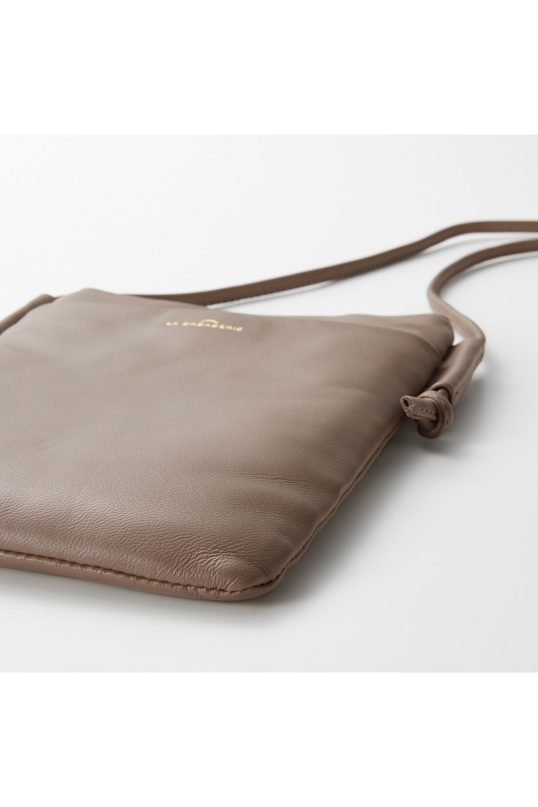 realstock [リアルストック]（Express BOX）|IEDIT＋[イディットプラス]&times;ＬＡ　ＢＡＧＡＧＥＲＩＥ　シープレザーのミニ財布付きポシェット〈ニュアンスベージュ〉|シープレザーのやわらかさを生かした、からだに沿うシンプルデザイン。