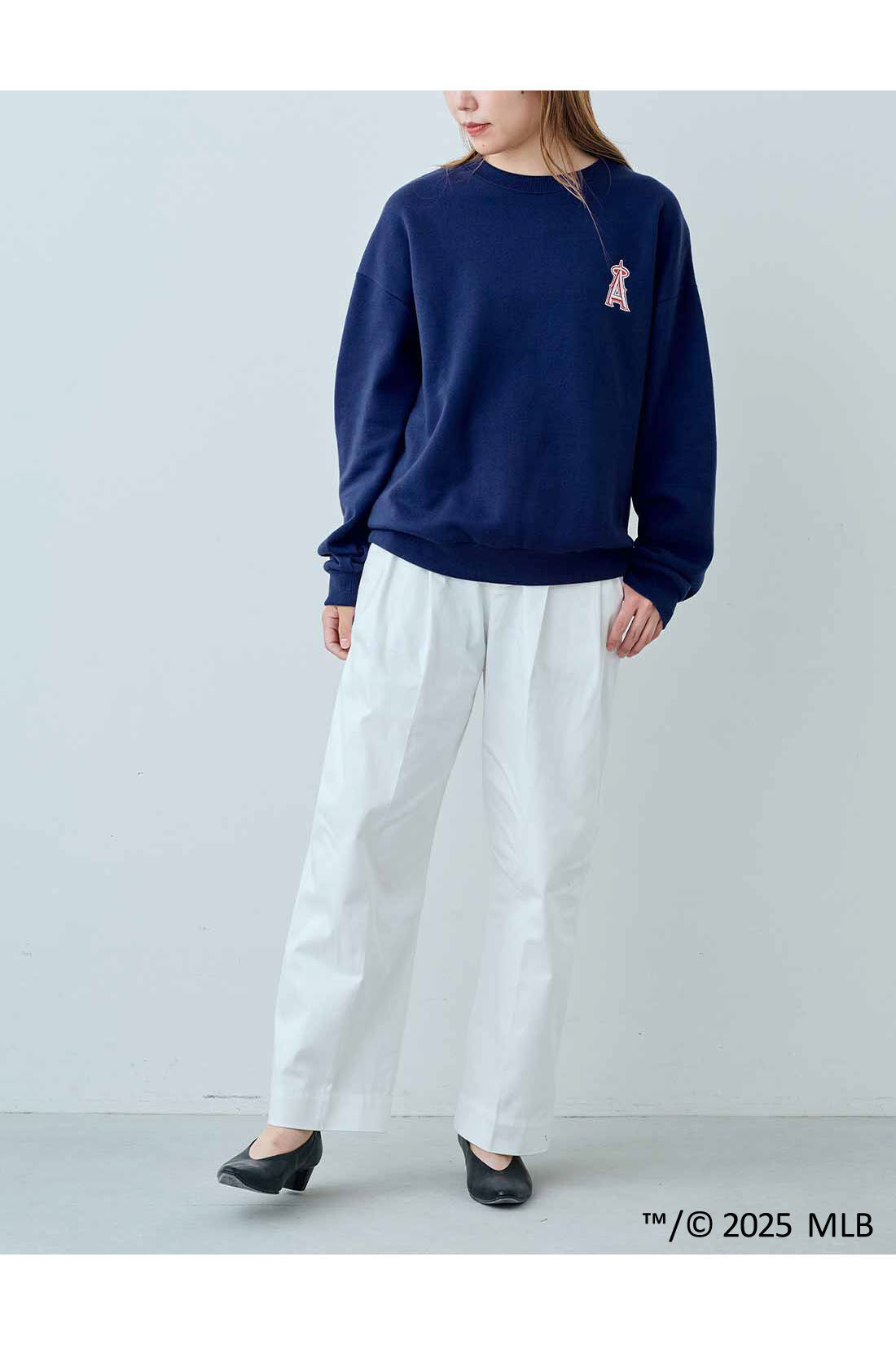 Real Stock|IEDIT[イディット]　オリジナルMLBデザイン ダークカラーでシックにきまる大人のゆるスウェット〈ネイビー〉|モデル身長：165cm　着用サイズ：M