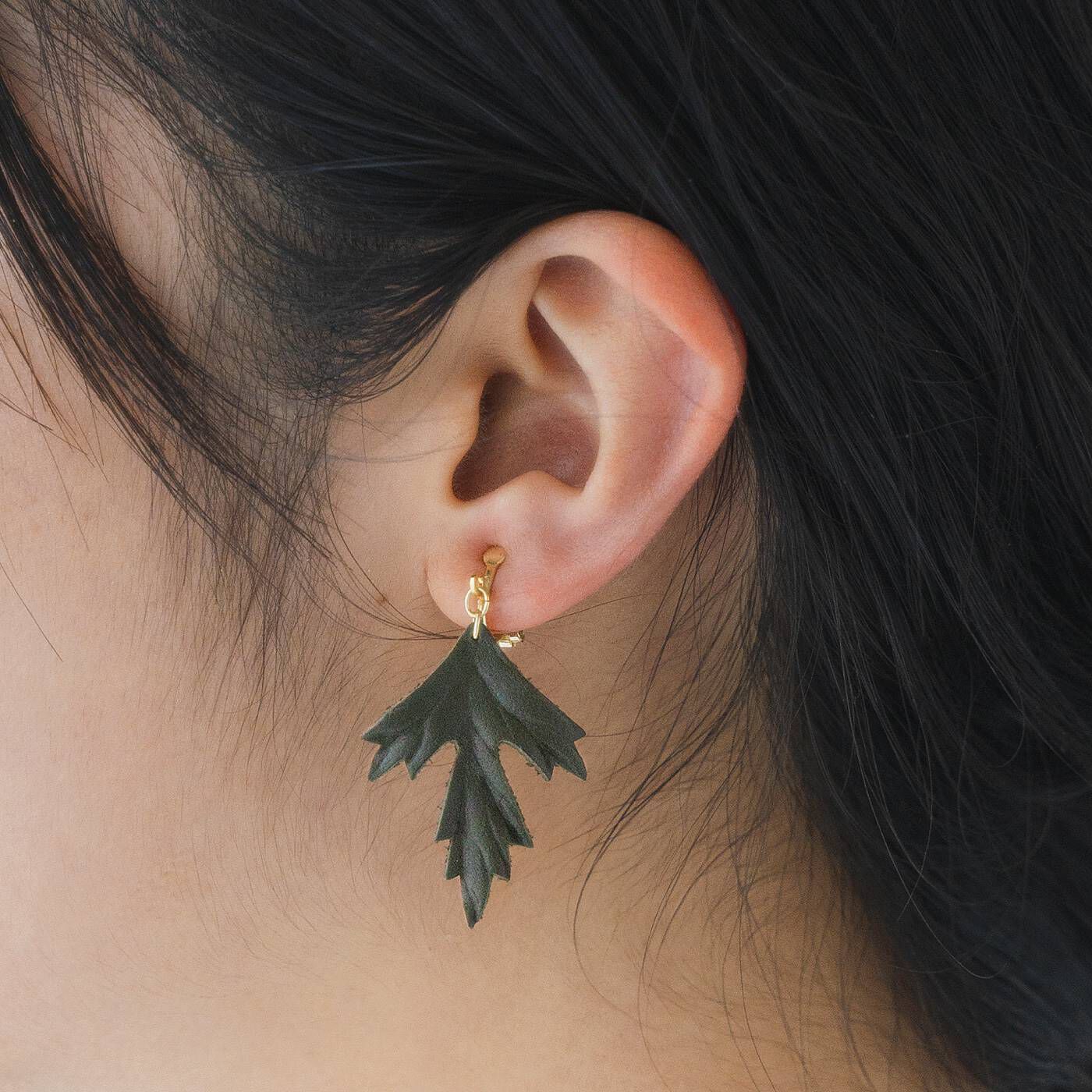Real Stock|el:ment　工房に眠っている本革でつくった　軽やかで風に揺れる　葉っぱの耳飾り〈タイプ2〉|これは参考画像です。お届けするデザインとは異なります。