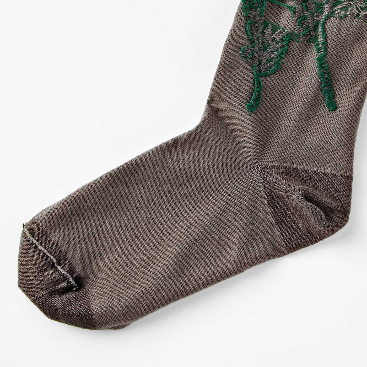 Real Stock|el:ment×山本祐布子　植物モチーフを日常に紡ぐ　コットン混タイツ〈flowers柄〉|むれが気になるつま先とかかと部分は、肌側シルク混。　※お届けするカラーとは異なります。