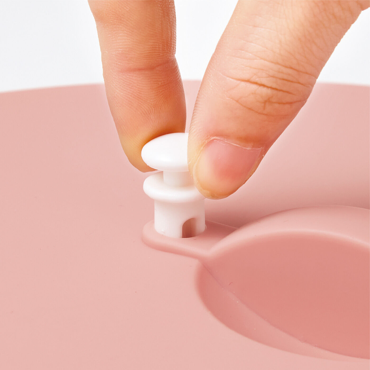 Real Stock|エスキューブキッチンズ　調理にも保存にも便利！　ぴたっと密着　耐熱シリコーンふた〈27cm〉|可動式の蒸気弁。加熱するときは弁を開け、保存するときは閉じて。