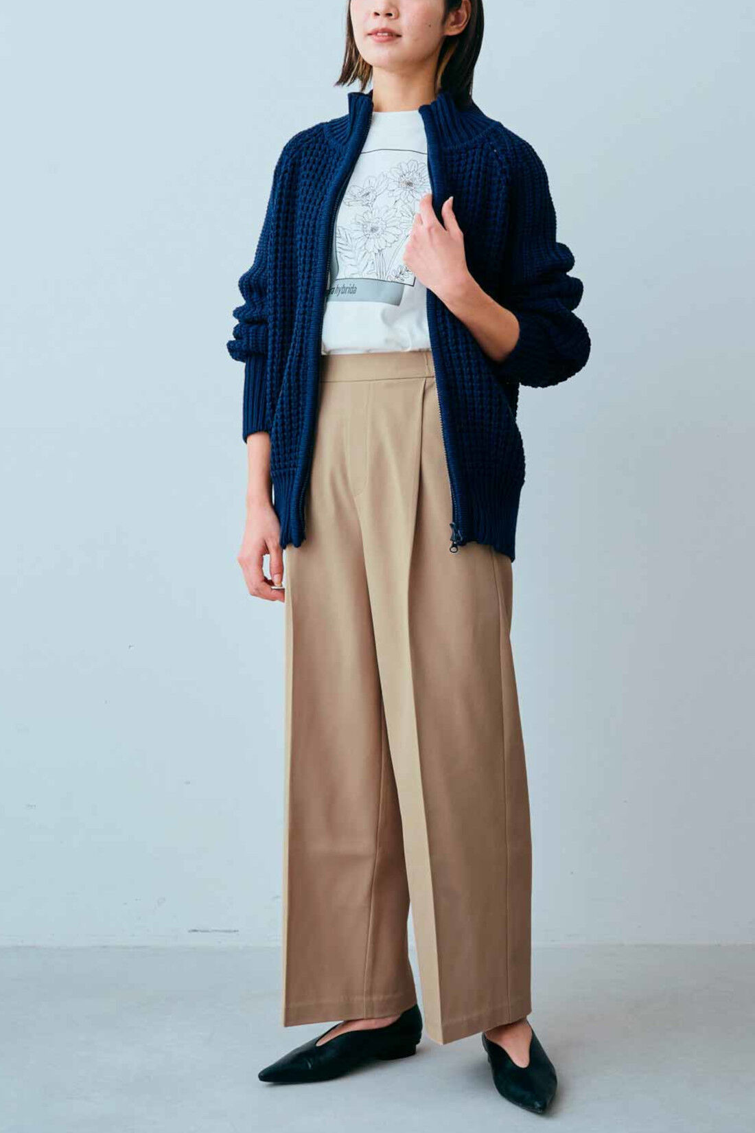 Real Stock|Live love cotton（R）プロジェクト IEDIT[イディット]　大人のためのモノトーンフラワーロゴプリントTシャツ〈アヤメ〉|モデル身長：164cm　着用サイズ：M　これは参考画像です。お届けするタイプとは異なります。