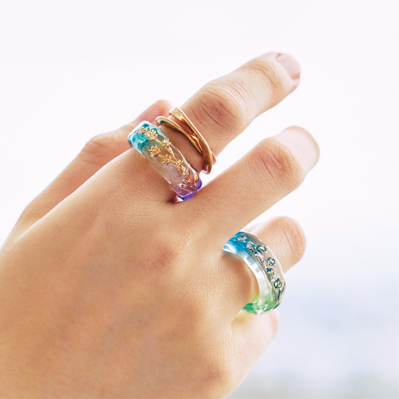 Real Stock|ａｍ＆ｂｅ　きらめくお花を閉じ込めた　金属が肌にふれない　イヤカフにもなるリング〈バイカラー〉〈カラー〉