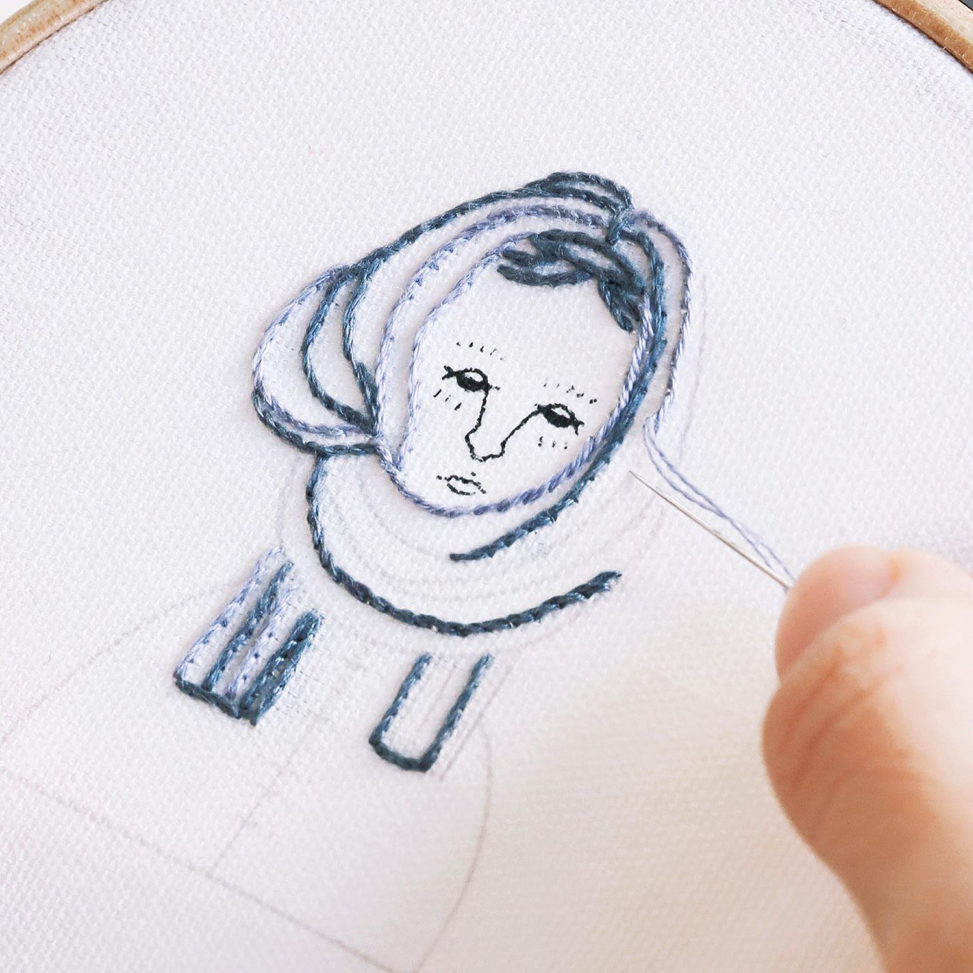 Real Stock|ヘアスタイルに悩む表情がかわいい　描くように刺しゅうするnuie（ヌイエ）|図案はプリント済みで、下絵写しは不要です。