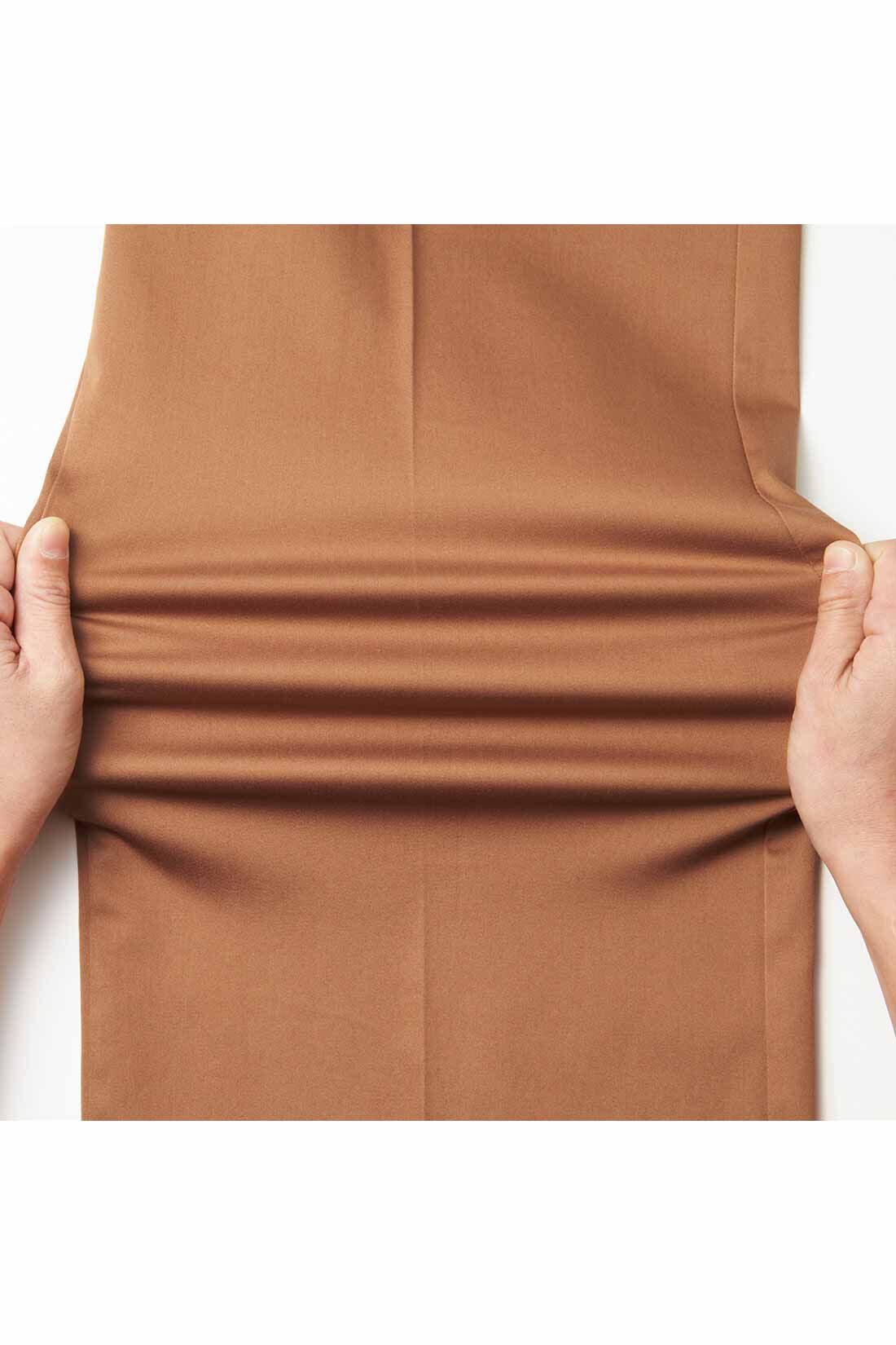 Real Stock|IEDIT[イディット]　撥水（はっすい）加工＆ＵＶケアで快適　ほの光沢が美しいセミストレートチノパンツ〈キャメル〉|脚のラインを拾わない適度な張り感がありつつ、伸びのある素材なので座り仕事もらくちん。