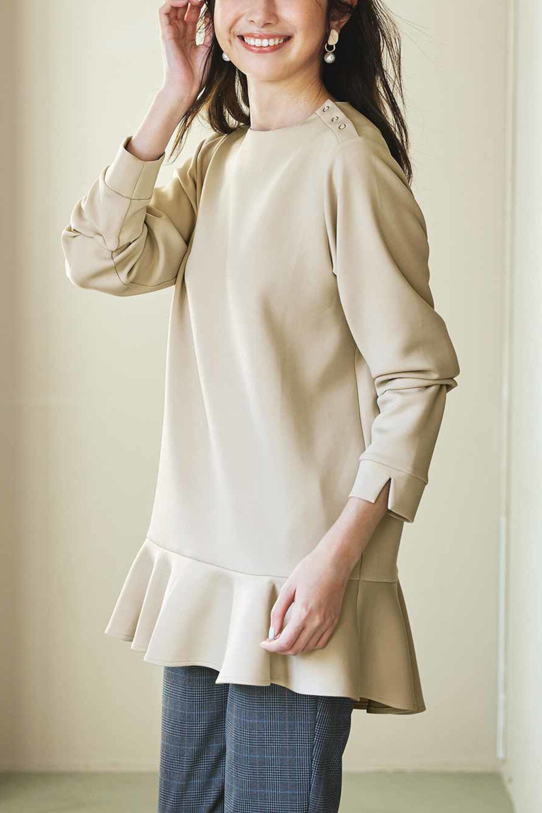 Real Stock|IEDIT[イディット]　ペプラムヘムで着映えする つや感ダンボールカットソーチュニック〈ブラック〉|これは参考画像です。お届けするカラーとは異なります。