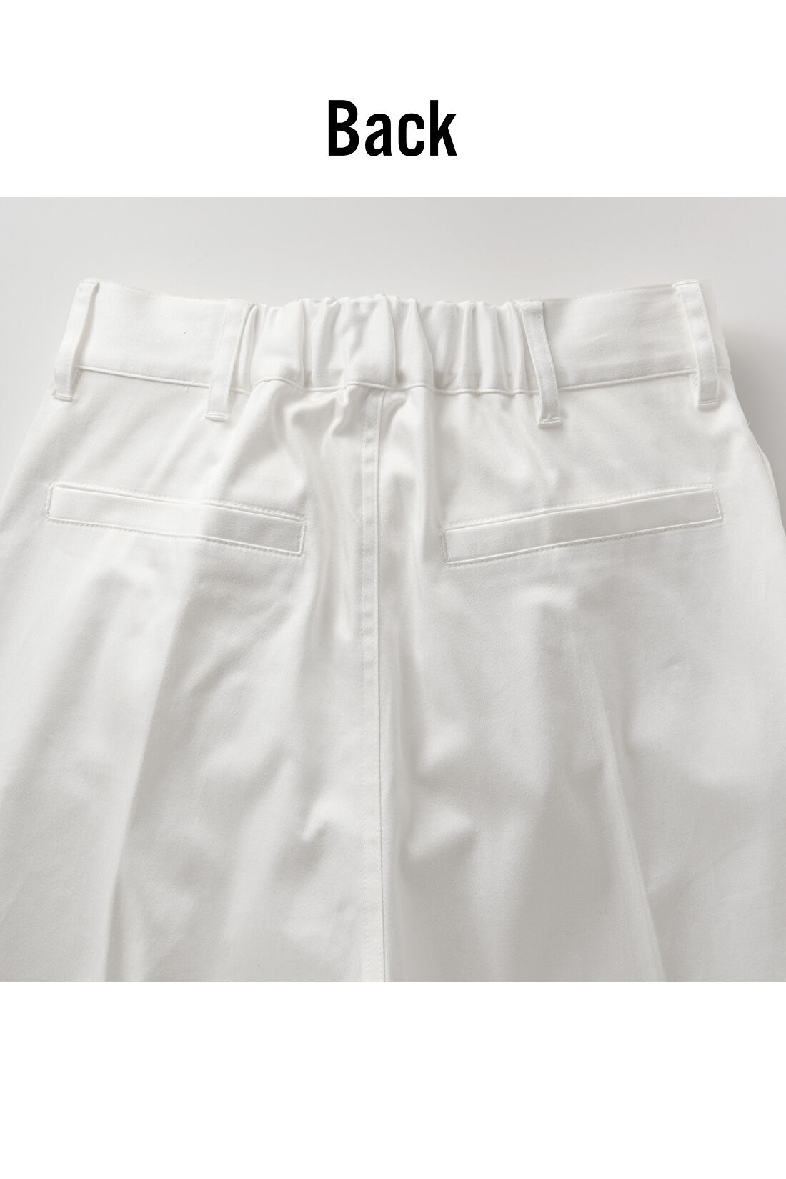 Real Stock|IEDIT[イディット]　小森美穂子さんコラボ きれいめチノパン〈オフホワイト〉|ウエストは後ろが一部ゴム仕様でらくちんに。飾りポケットでヒップアップ効果とメリハリ感を演出。