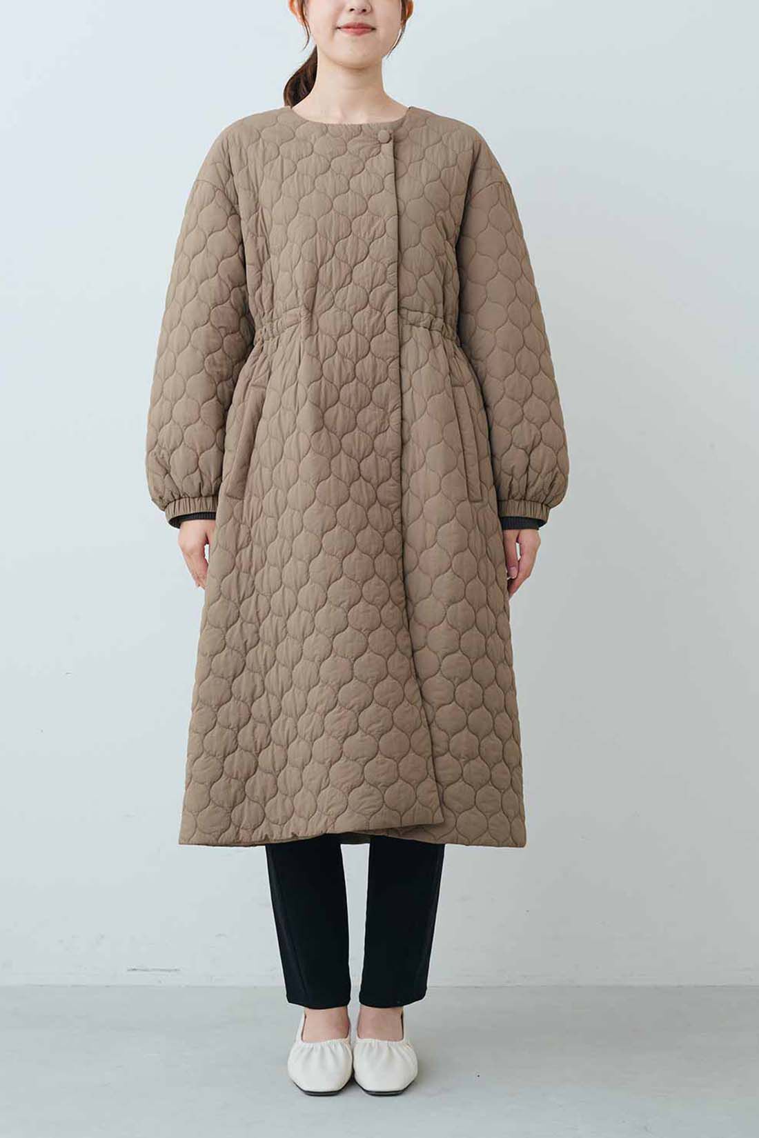 Real Stock|IEDIT[イディット]　ドレスライクにシルエットチェンジができる ほの甘キルティングコート〈ラテベージュ〉|モデル身長：167cm　着用サイズ：M