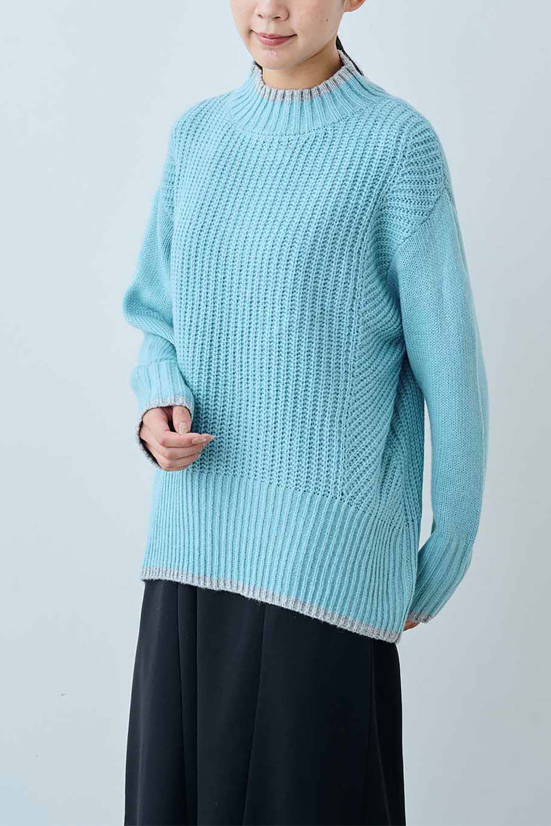 Real Stock|IEDIT[イディット]　ハンサムカラーを楽しむ 着映えデザインブルーニット〈ハイネックニット　アクアブルー&times;ペールグレー〉