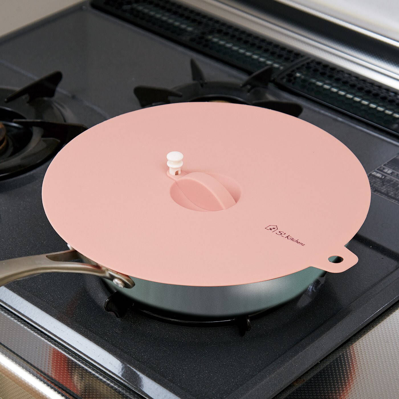 Real Stock|エスキューブキッチンズ　調理にも保存にも便利！　ぴたっと密着　耐熱シリコーンふた〈27cm〉|サイズ違いの鍋やフライパンもこれひとつ。