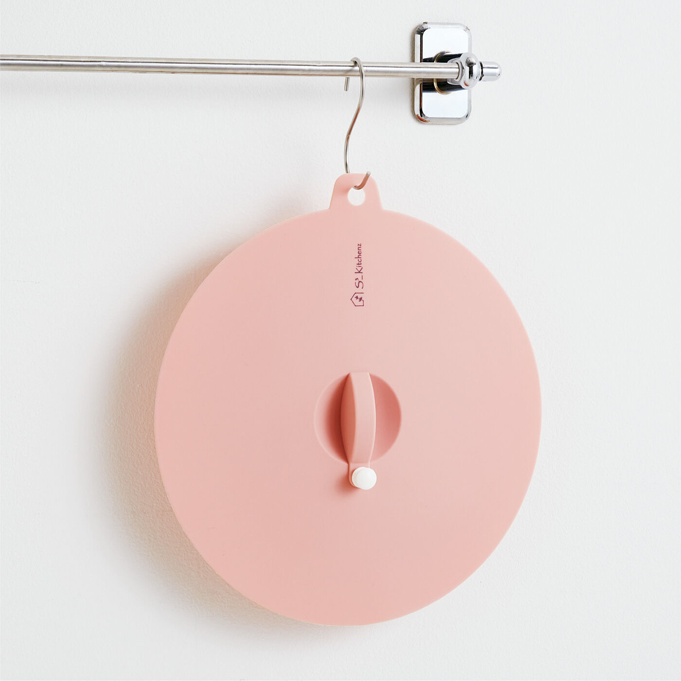 Real Stock|エスキューブキッチンズ　調理にも保存にも便利！　ぴたっと密着　耐熱シリコーンふた〈27cm〉|つり下げられる引っ掛け穴付き。