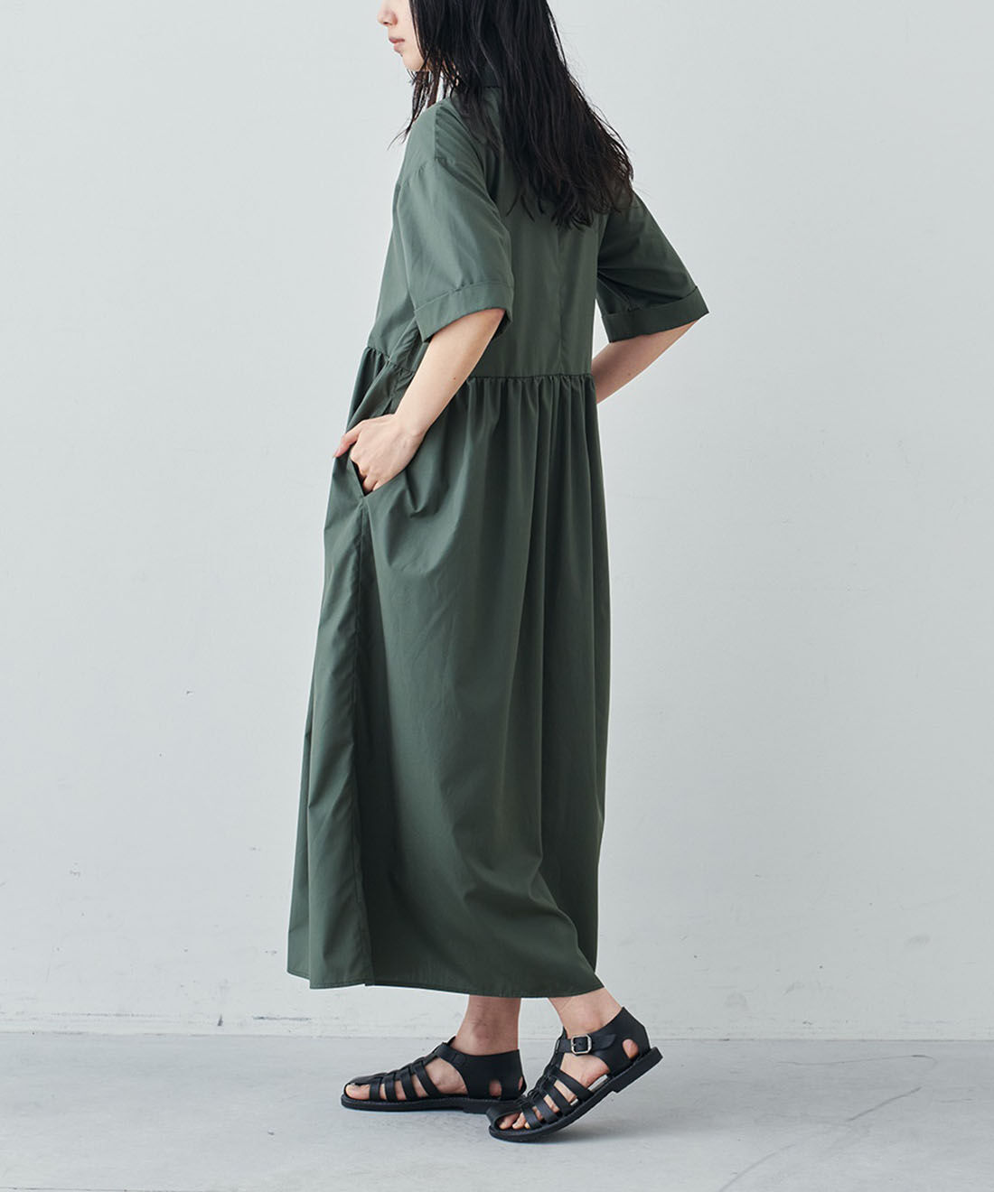 Real Stock|【3～10日でお届け】リブ イン コンフォート シンプルライフ研究家 マキさんとつくった お出かけ顔の撥水（はっすい）素材シャツワンピース〈カーキ〉