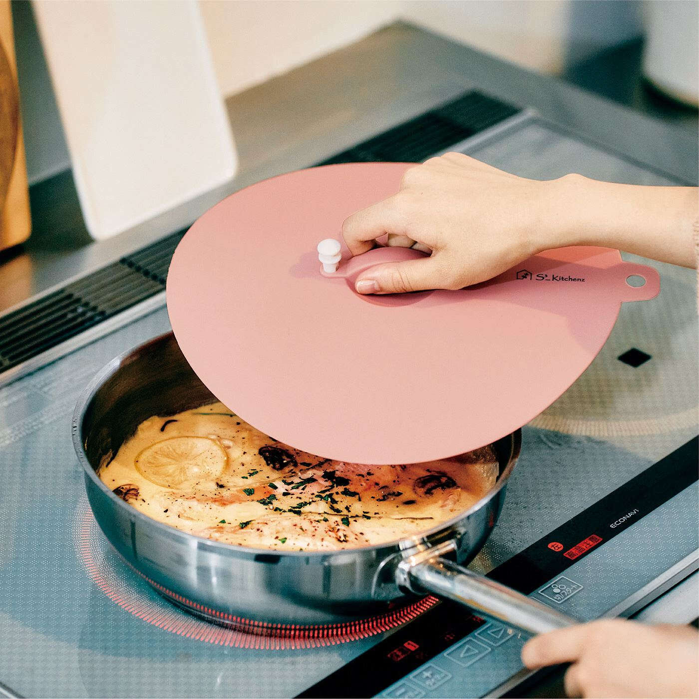 Real Stock|エスキューブキッチンズ　調理にも保存にも便利！　ぴたっと密着　耐熱シリコーンふた〈27cm〉|〈鍋・フライパン〉外径22〜25cmに対応。※ご使用状況によっては、ミトンなどを使ってふたを取り外してください。