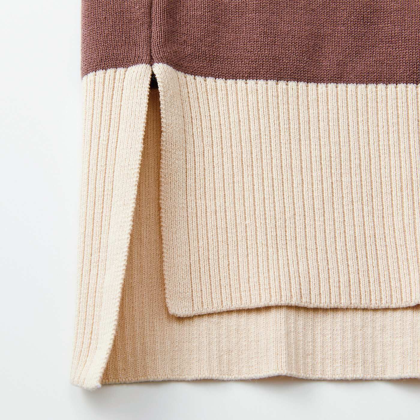 Real Stock|ラミプリュス　コットン100％が肌にやさしい　すそレイヤード風キレイめニット〈オフホワイト〉|編地デザインを切り換えたバイカラーのすそがレイヤード見え。両サイドにスリット入り。　※お届けするカラーとは異なります。