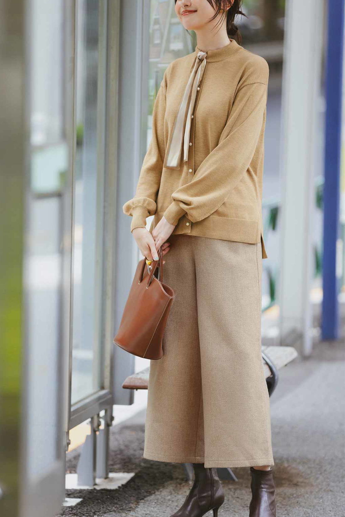 Real Stock|IEDIT[イディット]　一枚で上品に着映える スカーフ付きニットプルオーバー〈キャメル〉