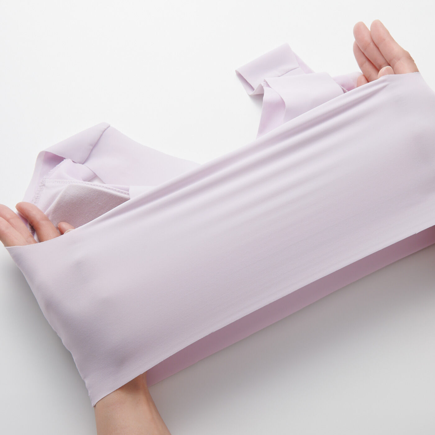 Real Stock|締め付けずに横流れガード しなやかに包み込む 美麗なナイトブラ〈グレージュ〉|身生地全体に伸びのよいフリーカット素材を使用。スムーズに着用することができて快適です。お届けするカラーとは異なります。