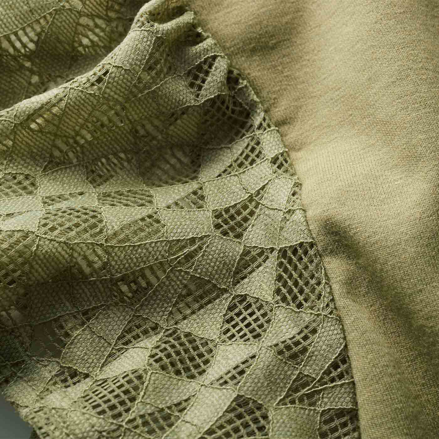 Real Stock|急な汗に負けない 汗じみ対策加工素材のカップ付きインナー〈グレー〉|袖部分はエレガントな幾何柄レース。お届けするカラーとは異なります。