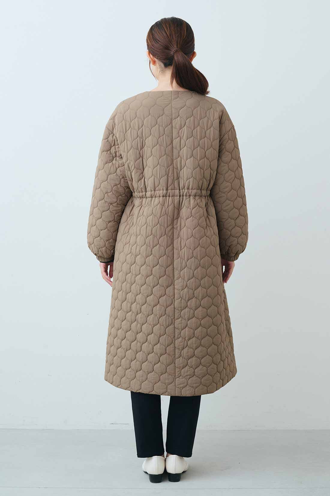 Real Stock|IEDIT[イディット]　ドレスライクにシルエットチェンジができる ほの甘キルティングコート〈ラテベージュ〉|モデル身長：167cm　着用サイズ：M