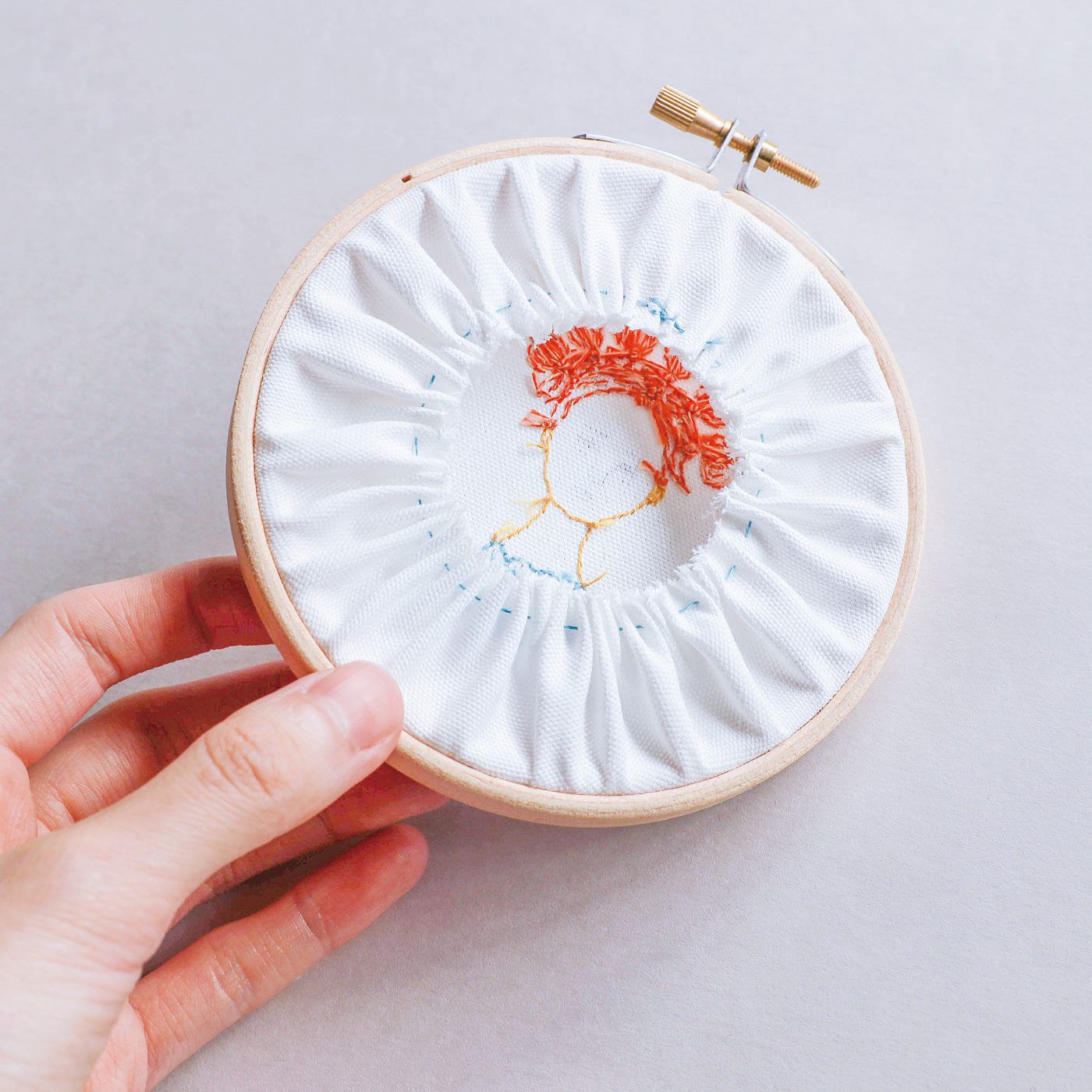 Real Stock|ヘアスタイルに悩む表情がかわいい　描くように刺しゅうするnuie（ヌイエ）