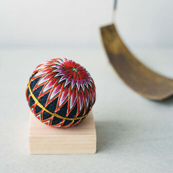 Real Stock | ころんとおさまるてまりのための木台