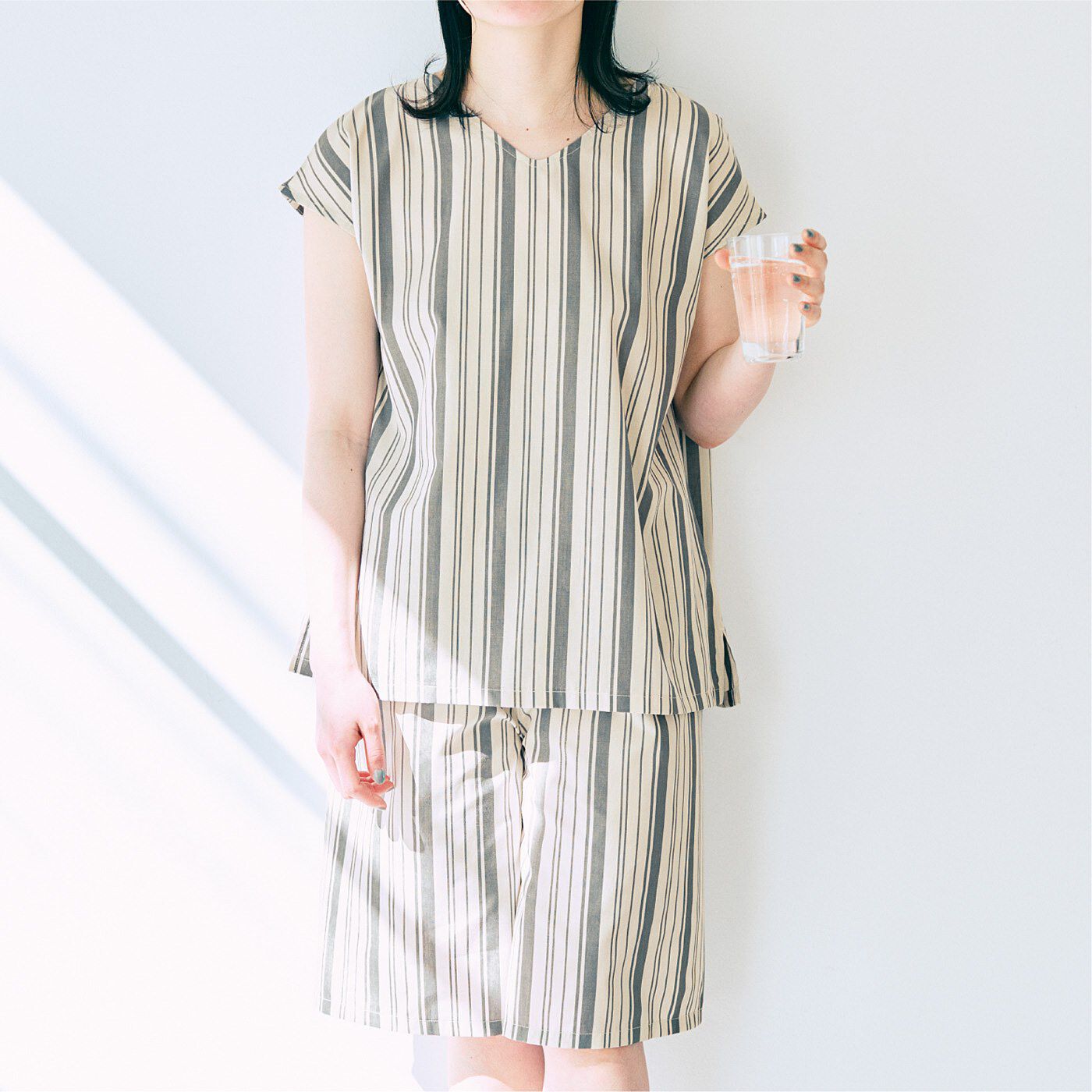 Real Stock|すっきりハンサム印象でリラックス　ストライプ柄のセットアップ〈ホワイト&times;ネイビー〉|※お届けするカラーとは異なります。