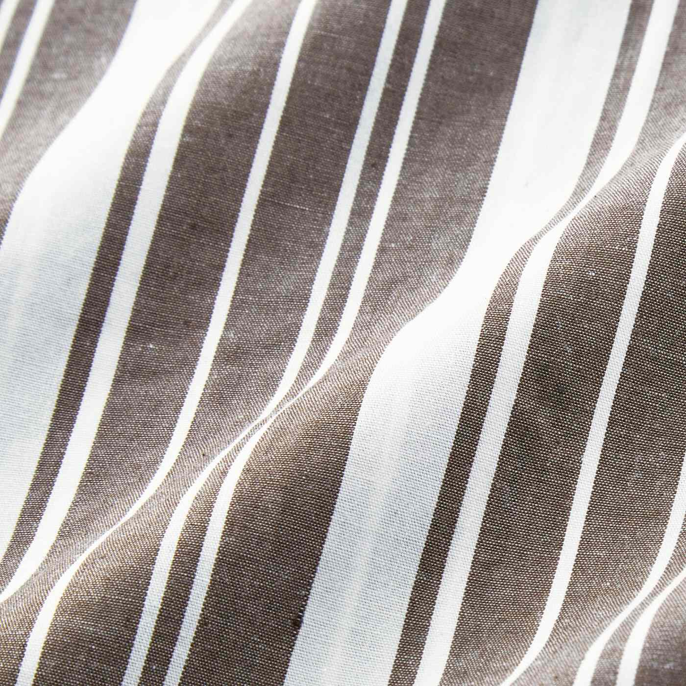 Real Stock|すっきりハンサム印象でリラックス　ストライプ柄のセットアップ〈ホワイト&times;ネイビー〉|薄手の布はく素材で織り上げた、ランダムストライプ柄。※お届けするカラーとは異なります。