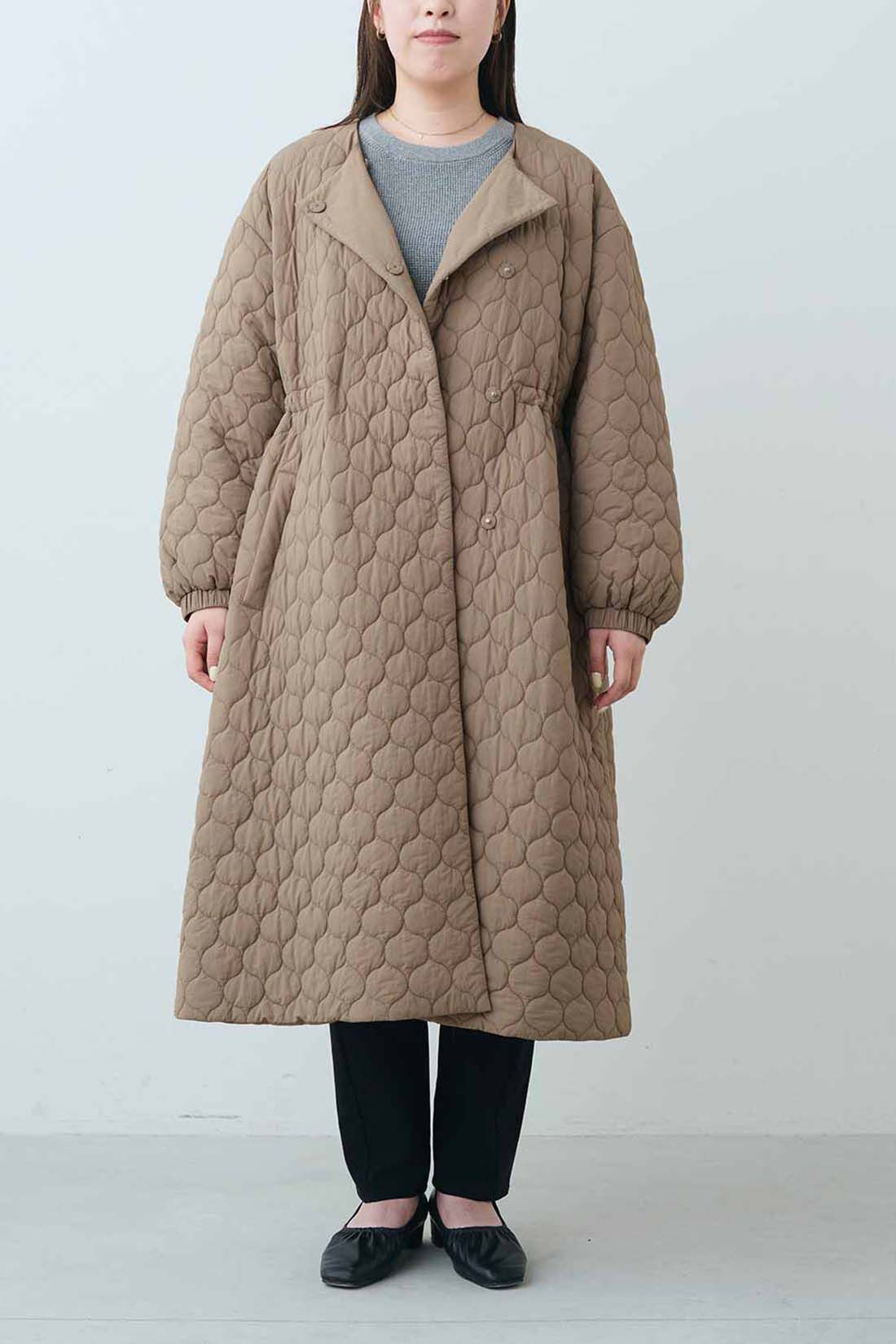Real Stock|IEDIT[イディット]　ドレスライクにシルエットチェンジができる ほの甘キルティングコート〈ラテベージュ〉|モデル身長：159cm　着用サイズ：M