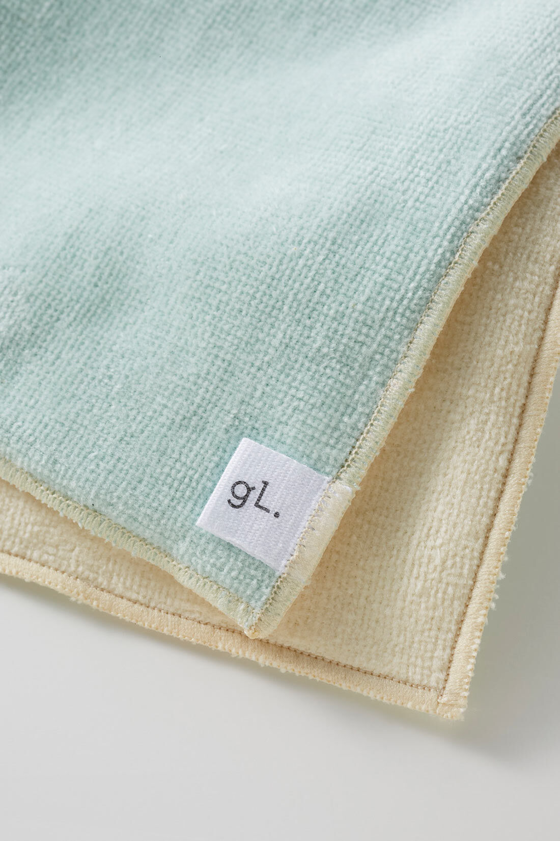 フェリシモコレクション|ポーチにもなるバイカラーデザインのタオルハンカチの会|表面はなめらかで心地よいやさしい肌ざわり。