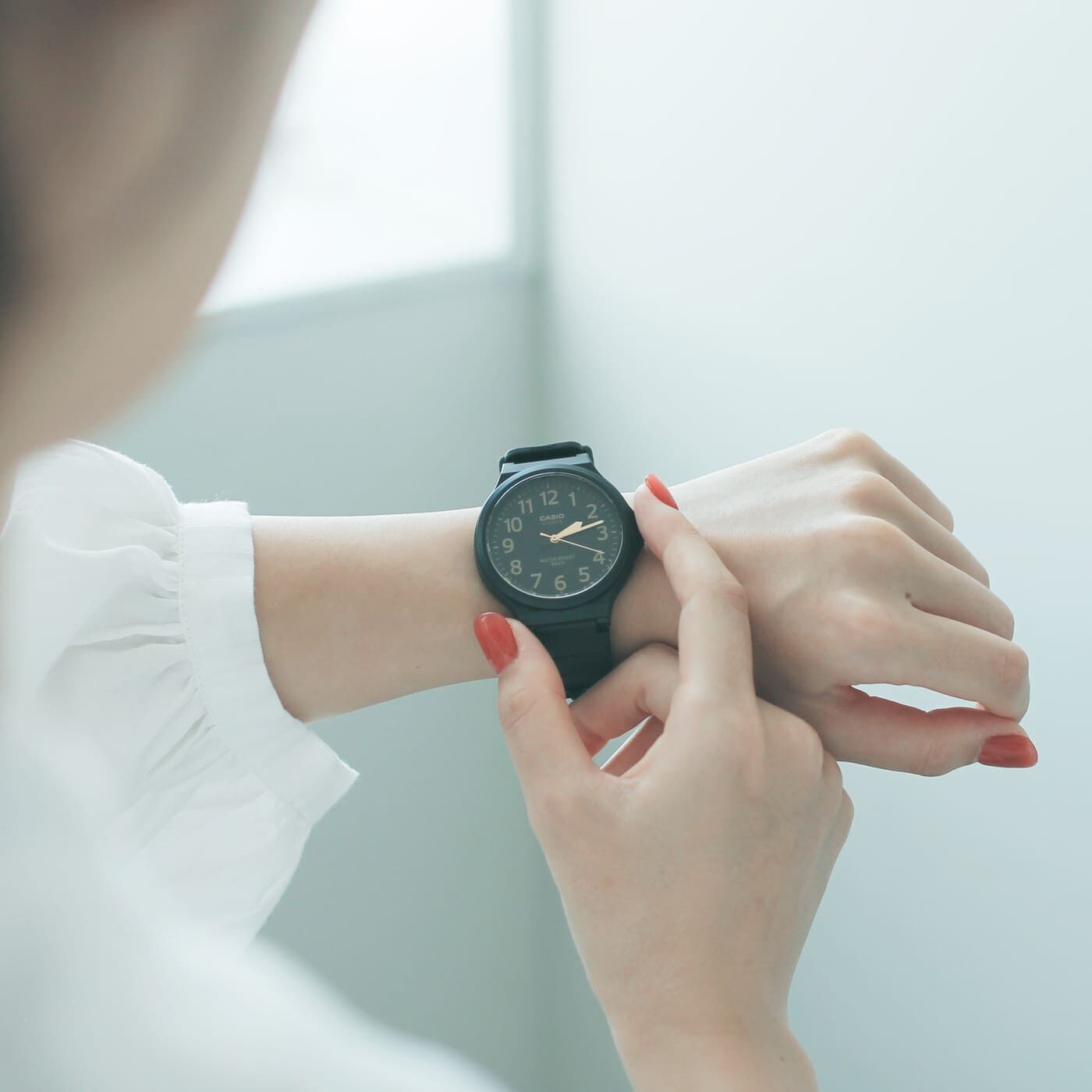 フェリシモコレクション|このごろ meets CASIO 推しカシ　しっとりムーンライトボーイ〈MW-240-1B2JH〉|重さは約35g。軽量な素材を使用しているため、長時間着けてても快適　※規格上の数値のため、実際の製品の数値とは異なる場合があります。参考値としてご参照ください