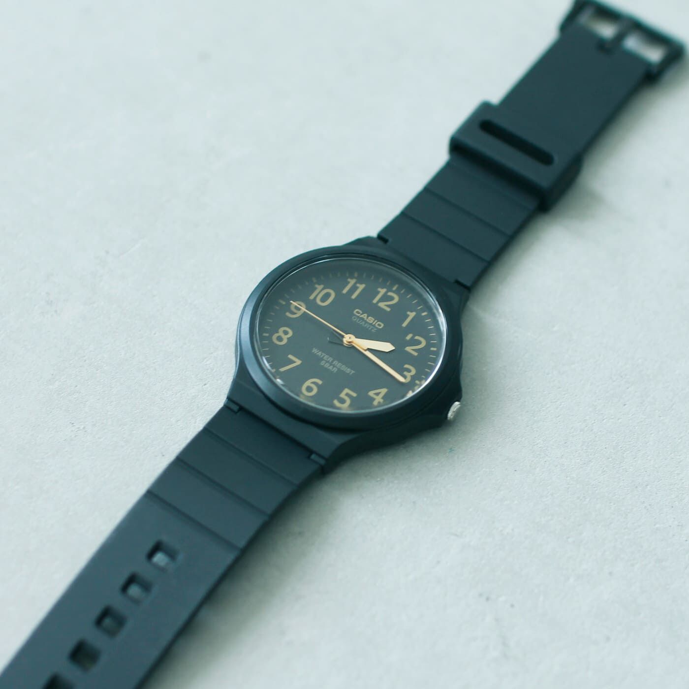 フェリシモコレクション|このごろ meets CASIO 推しカシ　しっとりムーンライトボーイ〈MW-240-1B2JH〉|さりげなく2トーンカラーになっている長針と短針に、デザインへのこだわりを感じます