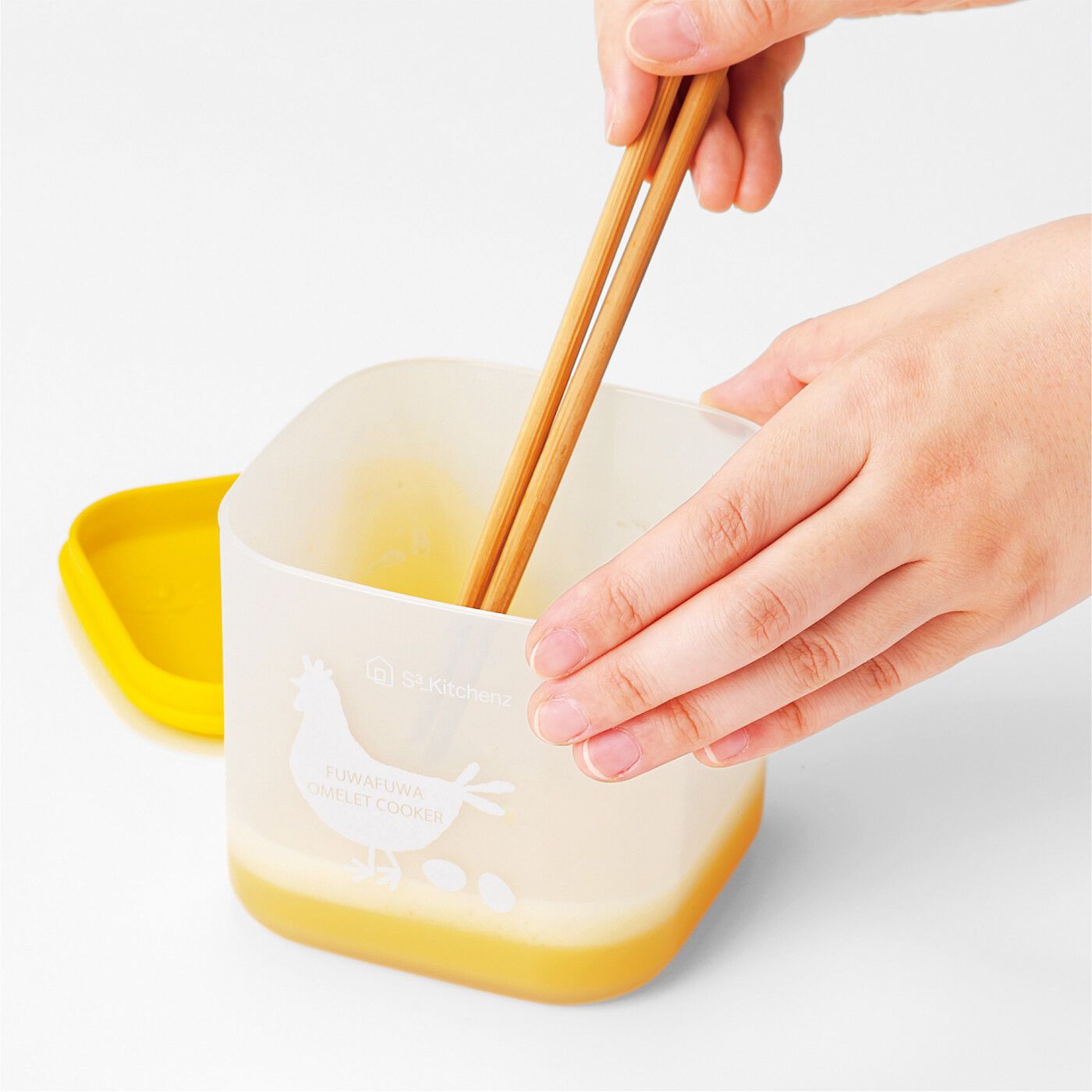 フェリシモコレクション|健康で生き生きと暮らすあなたを願って　新生活おたすけセット【ラッピングキット付き】|3．一度電子レンジから取り出して、卵全体をおはしでかき混ぜます。