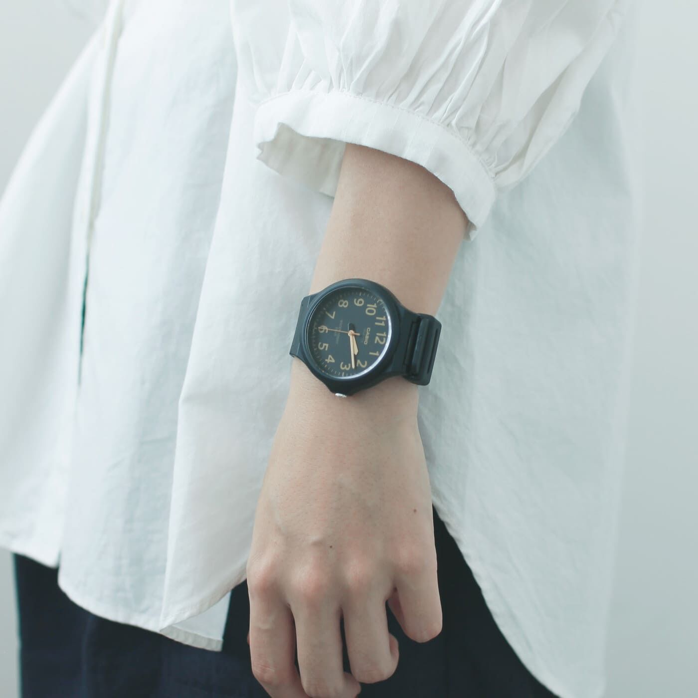 フェリシモコレクション|このごろ meets CASIO 推しカシ　しっとりムーンライトボーイ〈MW-240-1B2JH〉|やや大きめの文字盤で見やすいシンプルデザイン