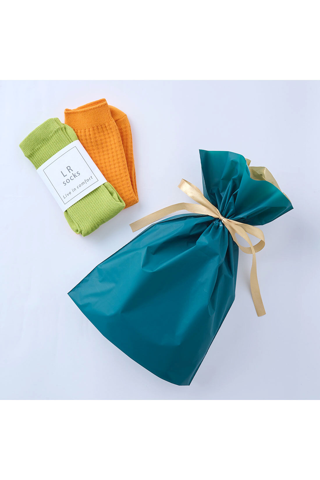 MonthlyBOX|ワンステップでかんたん！ ギフトラッピング袋小 （レッド）|ラッピング例　※靴下は商品に含まれません。※お届けの商品とはカラーが異なります。
