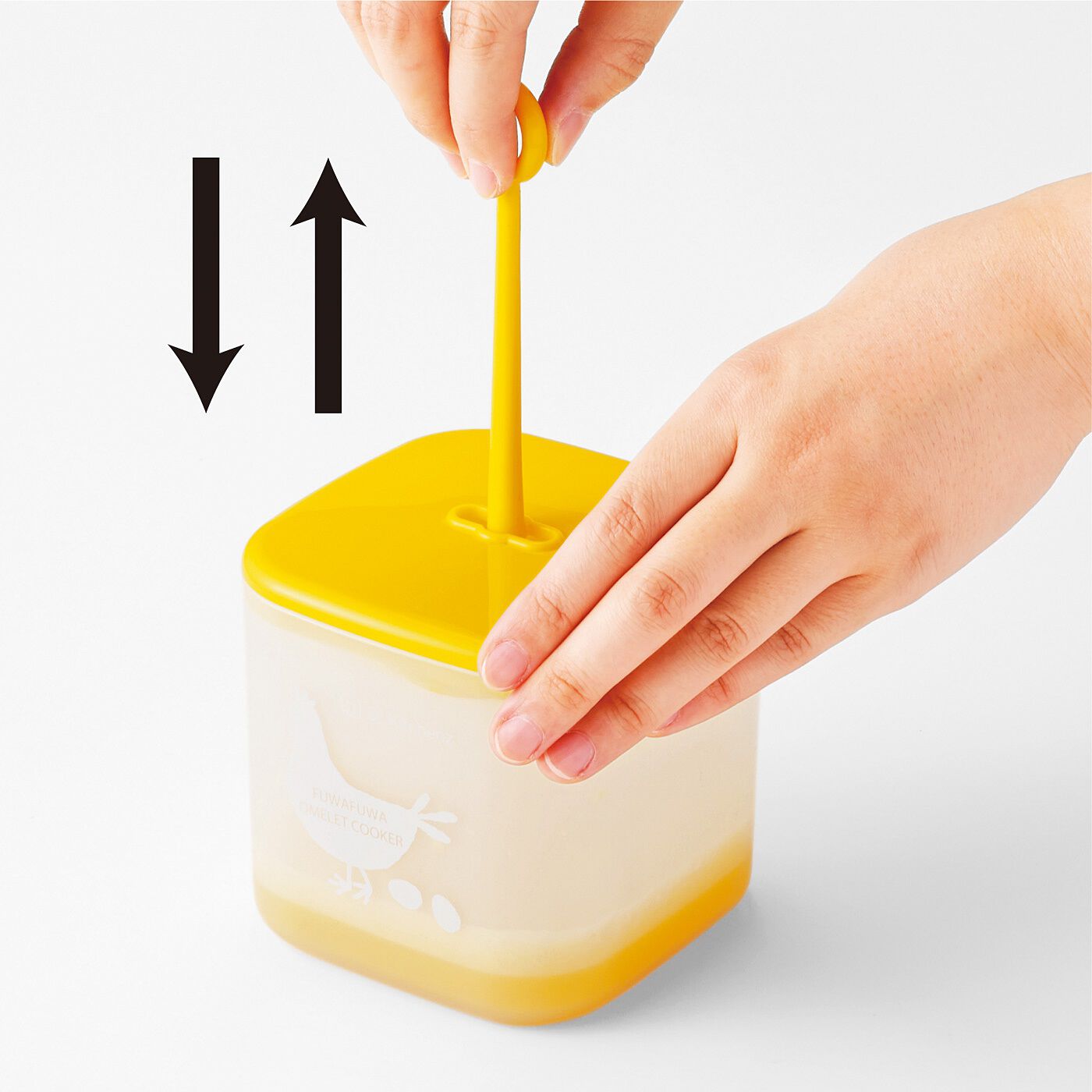 フェリシモコレクション|健康で生き生きと暮らすあなたを願って　新生活おたすけセット【ラッピングキット付き】|1．卵と調味料を入れて、プレスプレートを上下にシャカシャカ。