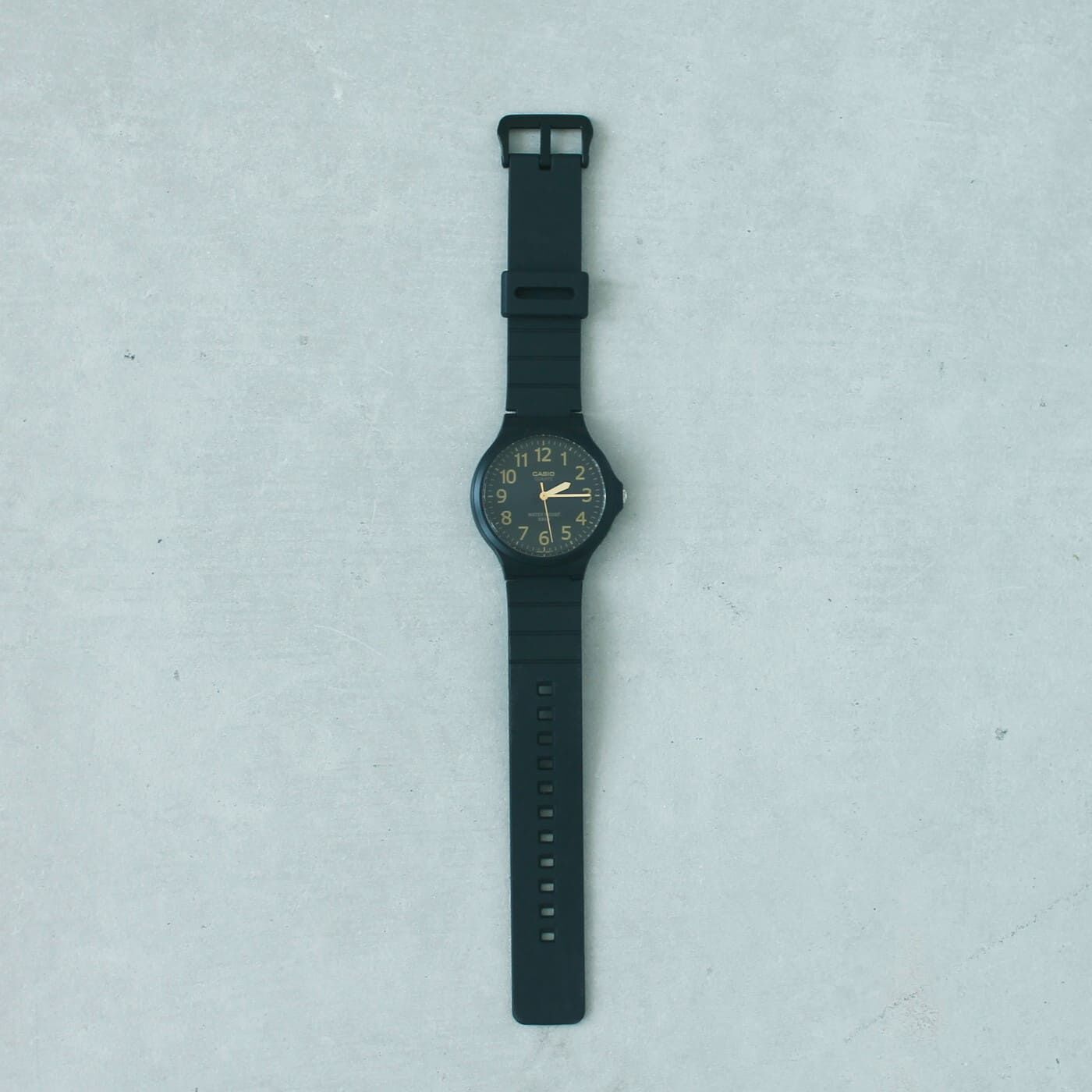 フェリシモコレクション|このごろ meets CASIO 推しカシ　しっとりムーンライトボーイ〈MW-240-1B2JH〉|樹脂製のバンドは145〜215mmまで調節可能。手首の太さを選ばないおおらかさです