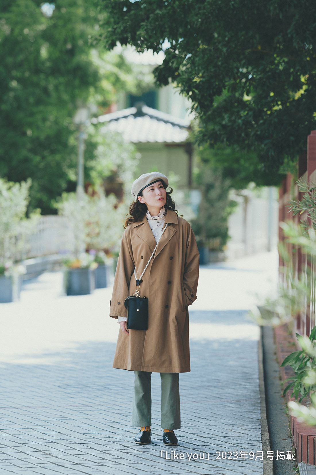 MEDE19F|綿100％ 接結ダブルガーゼ チノ風 ベイカー パンツ〈カーキ〉とパール風 チェーン スマホ ポシェット〈黒〉のコーディネート