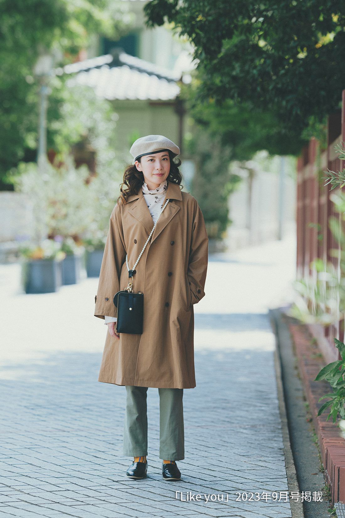 MEDE19F|綿100％ 接結ダブルガーゼ チノ風 ベイカー パンツ〈カーキ〉とパール風 チェーン スマホ ポシェット〈黒〉のコーディネート