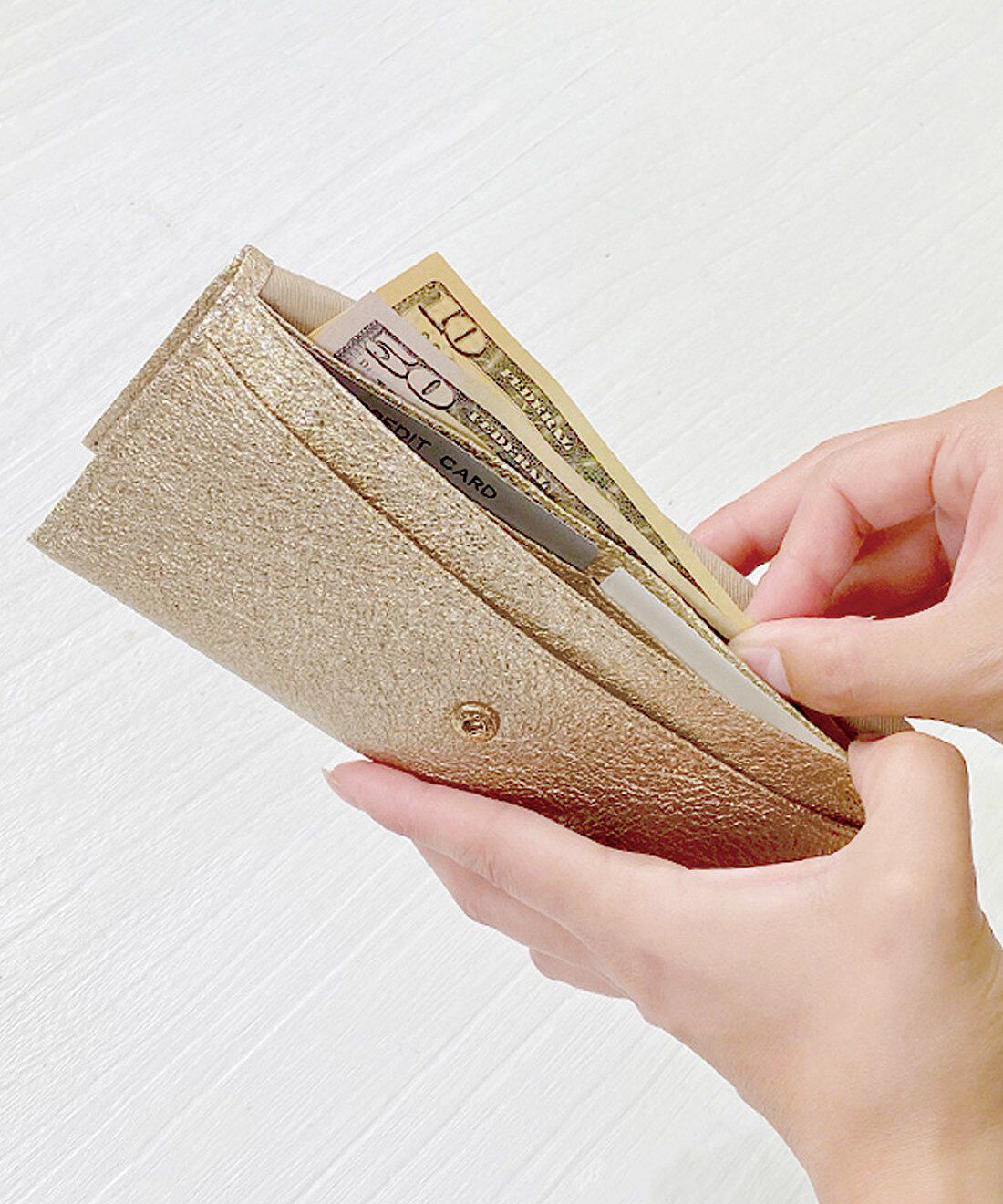 フェリシモコネクション|カードホルダー付きでうれしい キンキラ本革長財布|札入れポケットとレシートポケット。