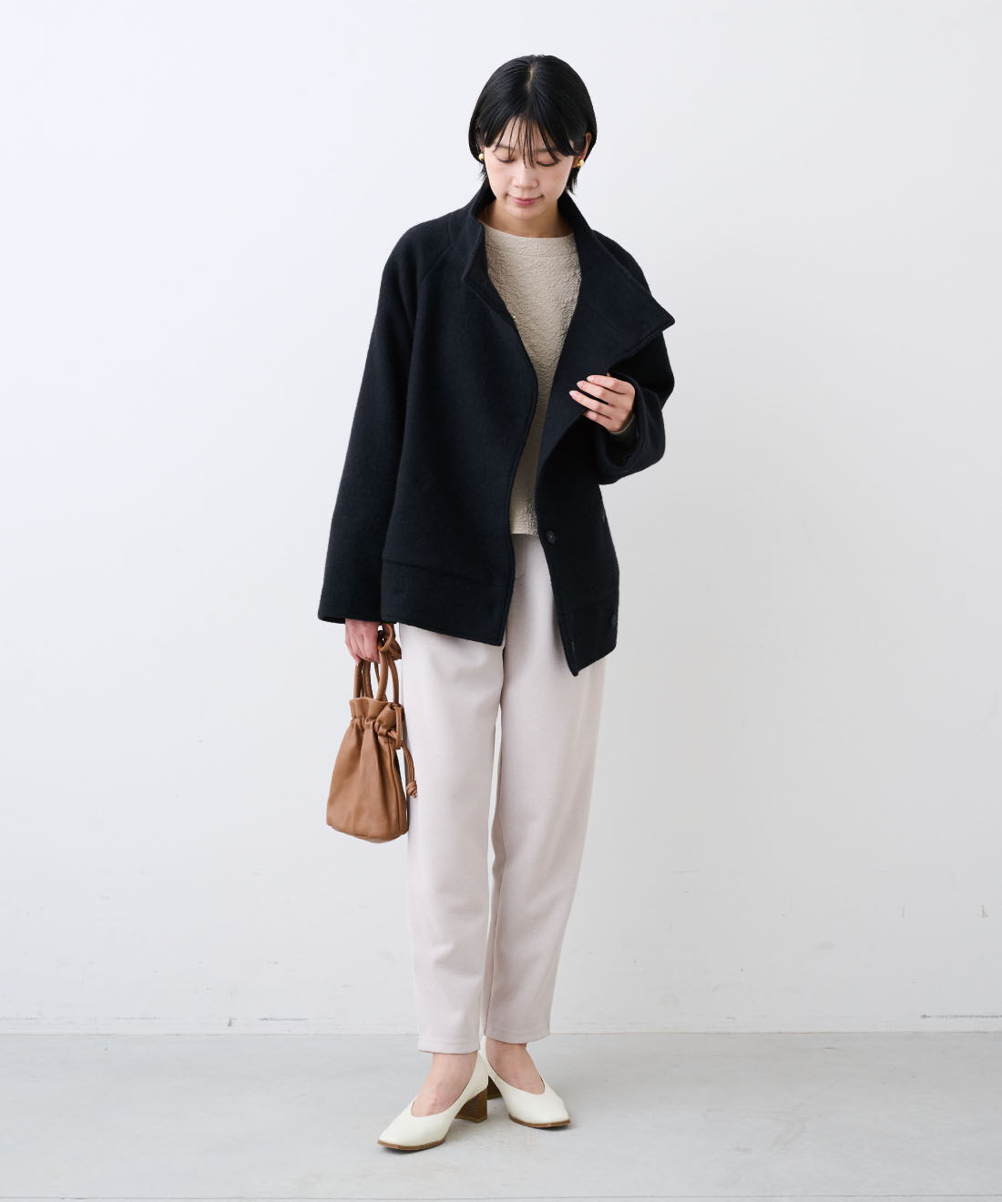 IEDIT|ウール混 スライバー素材 スタンドカラー スライバー ショートコート 〈ブラック〉とふくれジャカードセットアップ〈ベージュ〉ＩＥのコーディネート