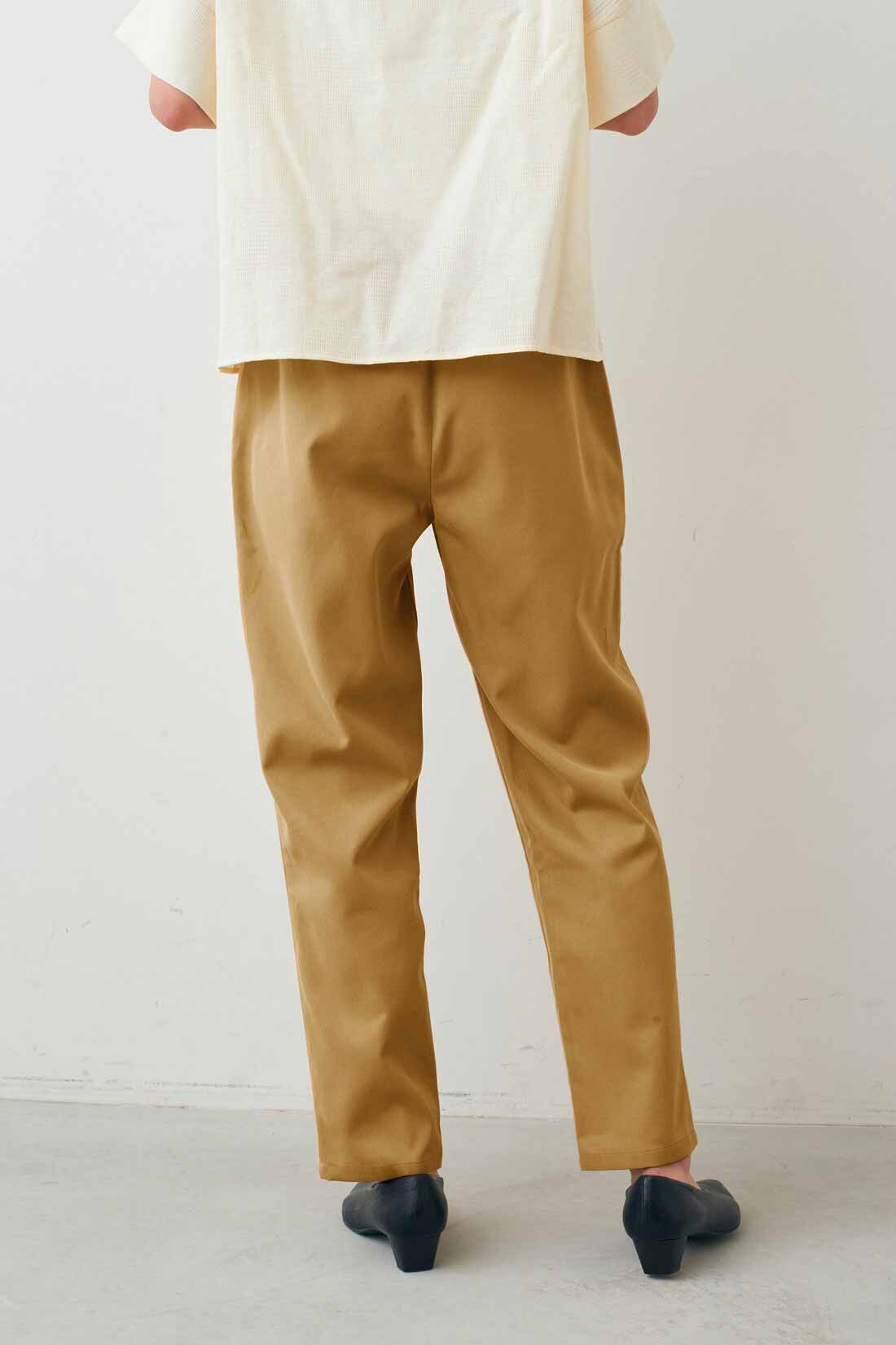 IEDIT|撥水 美脚 テーパードパンツ 〈ベージュ〉のコーディネート