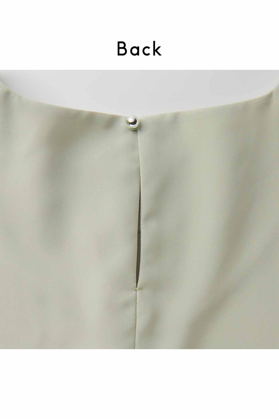 IEDIT|IEDIT[イディット]　抗菌防臭＆UVカットがうれしい　バックプリーツが品よく揺れる　後ろ姿が印象的な着映えトップス〈ネイビー〉|スリット開きにシルバーカラーのボタンがアクセント。　※お届けするカラーとは異なります。